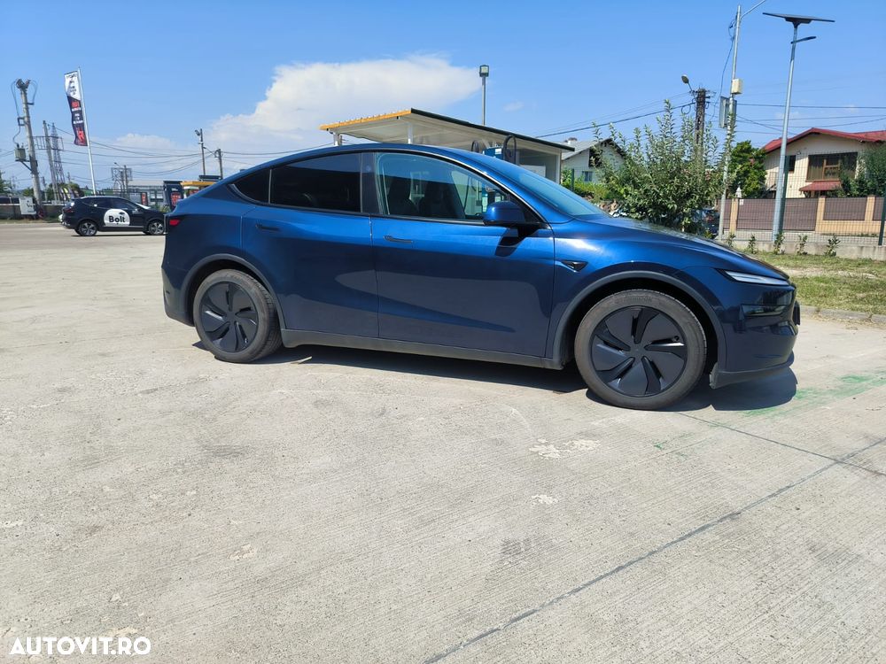 Tesla Model Y - 3
