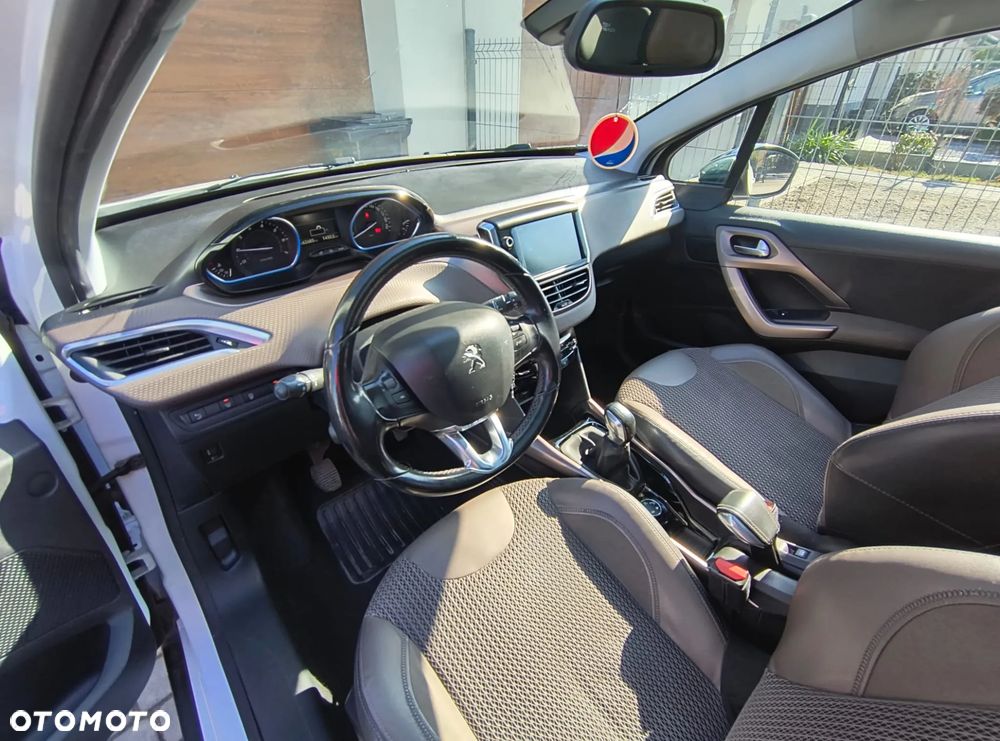 Peugeot 2008 1.2 Pure Tech Allure S&S - 9