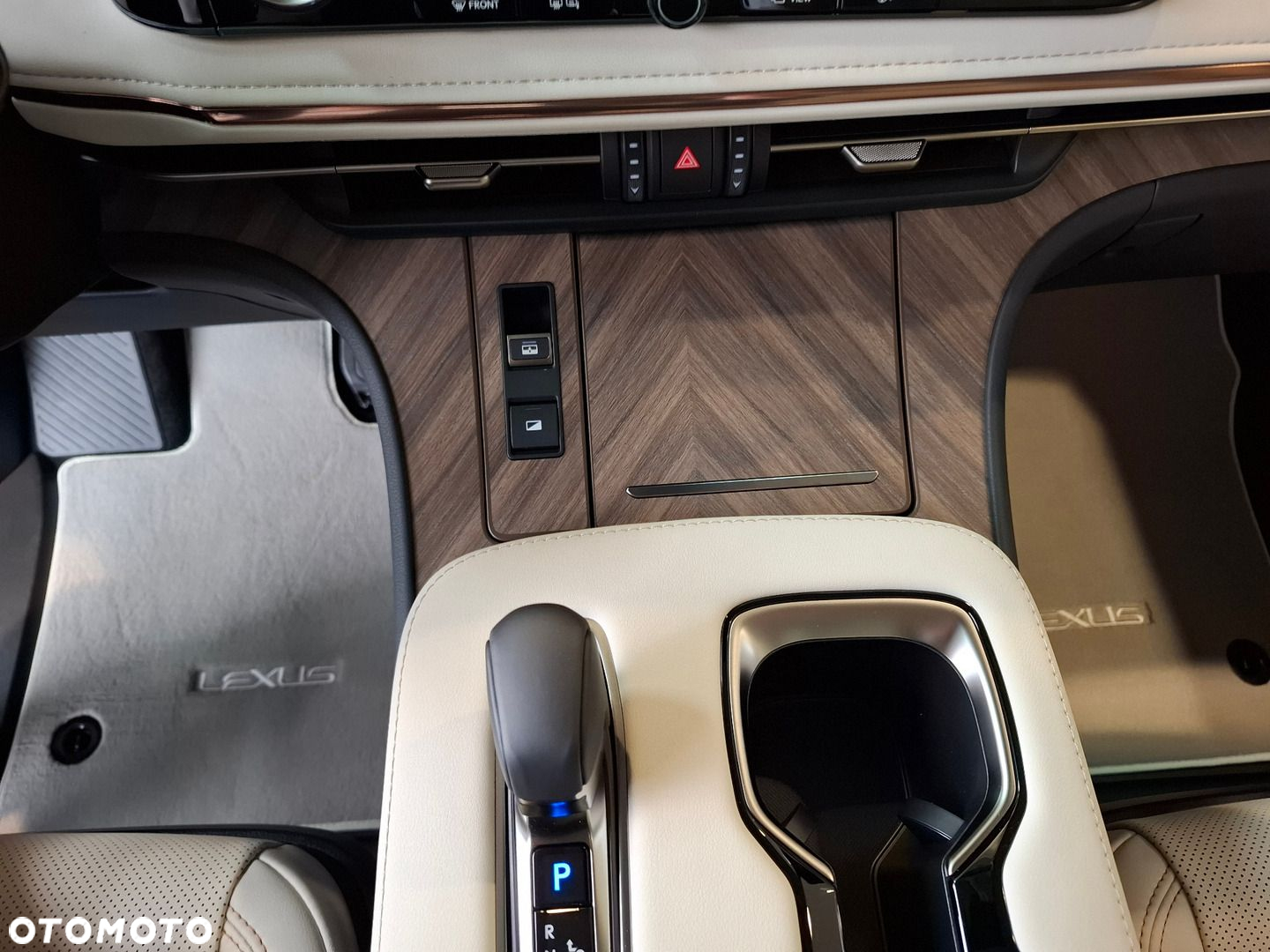 Lexus LM - 24