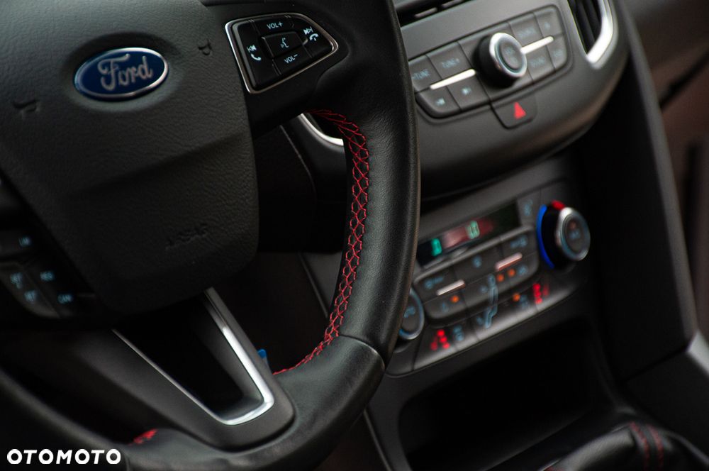 Ford Focus SW 1.5 EcoBoost S&S ST-LINE - 29