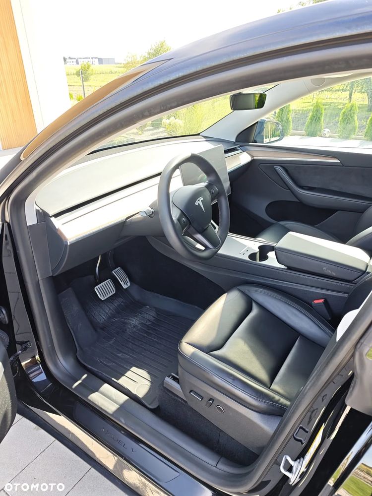 Tesla Model Y Long Range AWD - 11