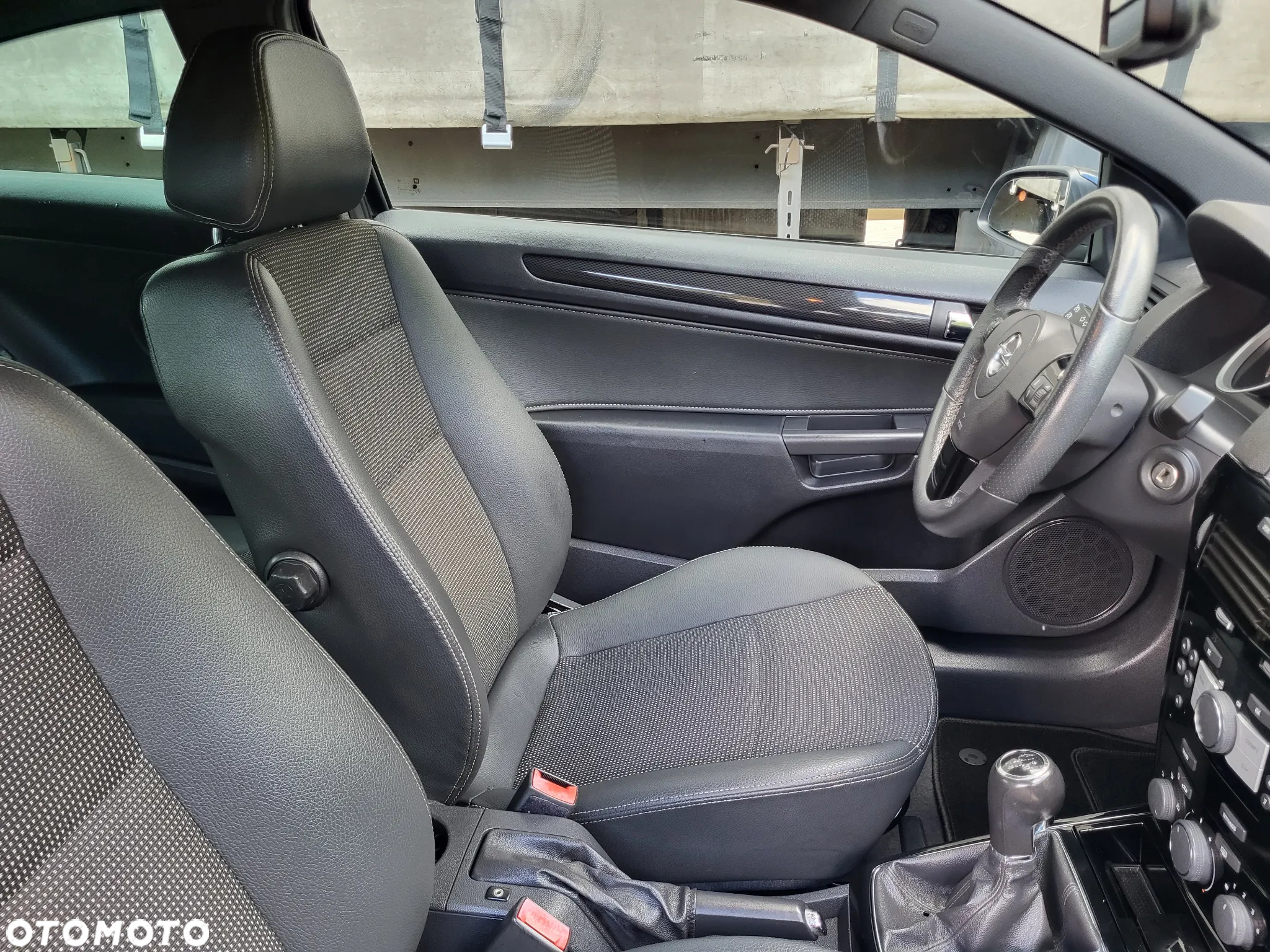 Opel Astra GTC 1.6 Cosmo - 32