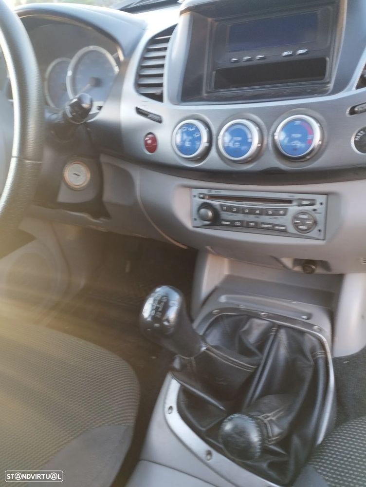 Mitsubishi L200 2.5 DI-D CD Invite AC+ABS - 16