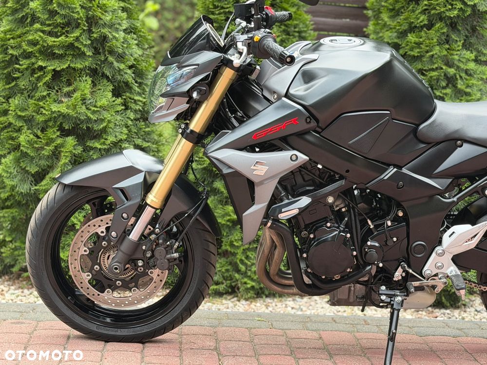 Suzuki GSR - 19
