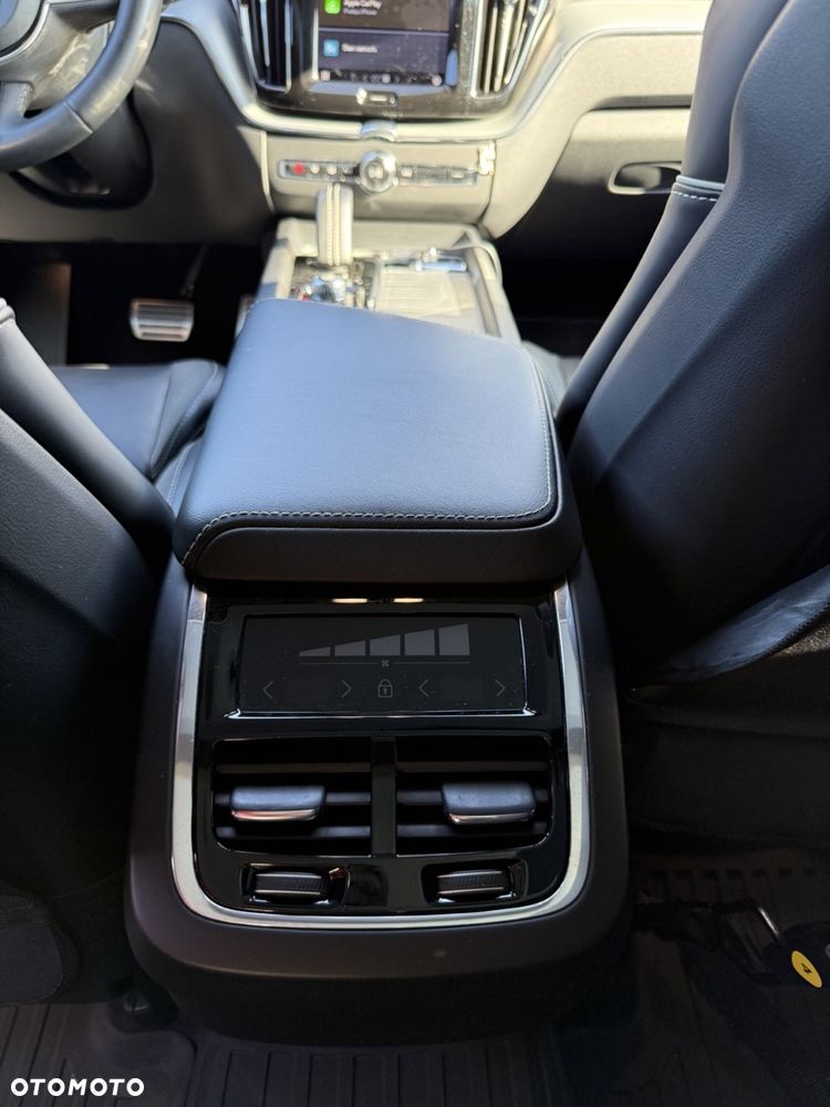 Volvo XC 60 B4 D AWD R-Design - 18