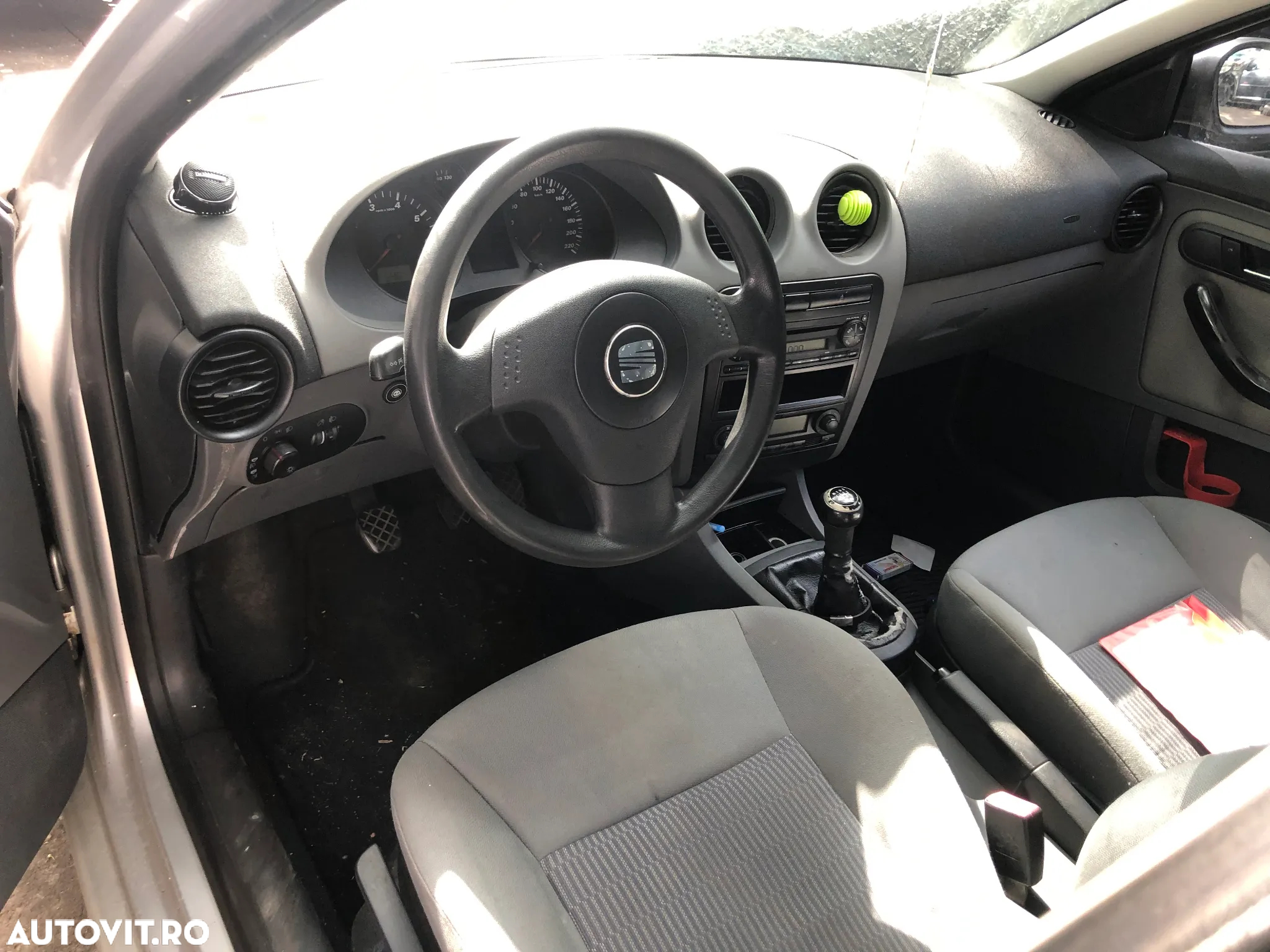 Dezmembrez Seat Cordoba gri argintiu 1.4 benzina 2004 - 3