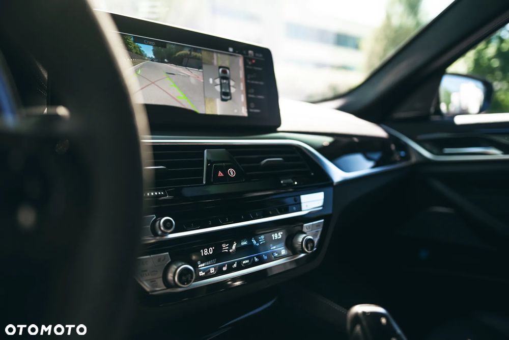 BMW Seria 5 M550i xDrive sport - 22