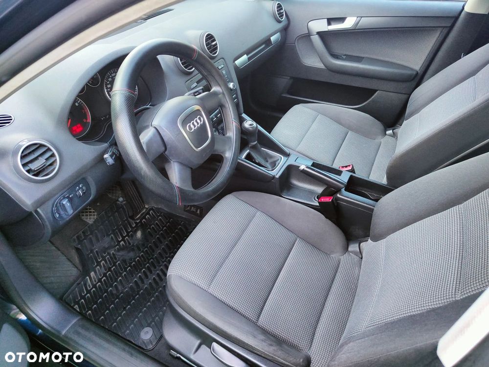 Audi A3 Sportback 1.6 FSI Ambiente - 9