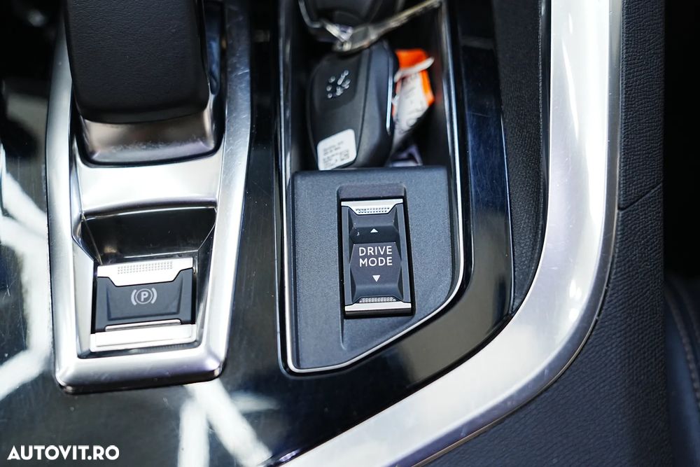 Peugeot 3008 Plug-In Hybrid 225 e-EAT8 GT - 19
