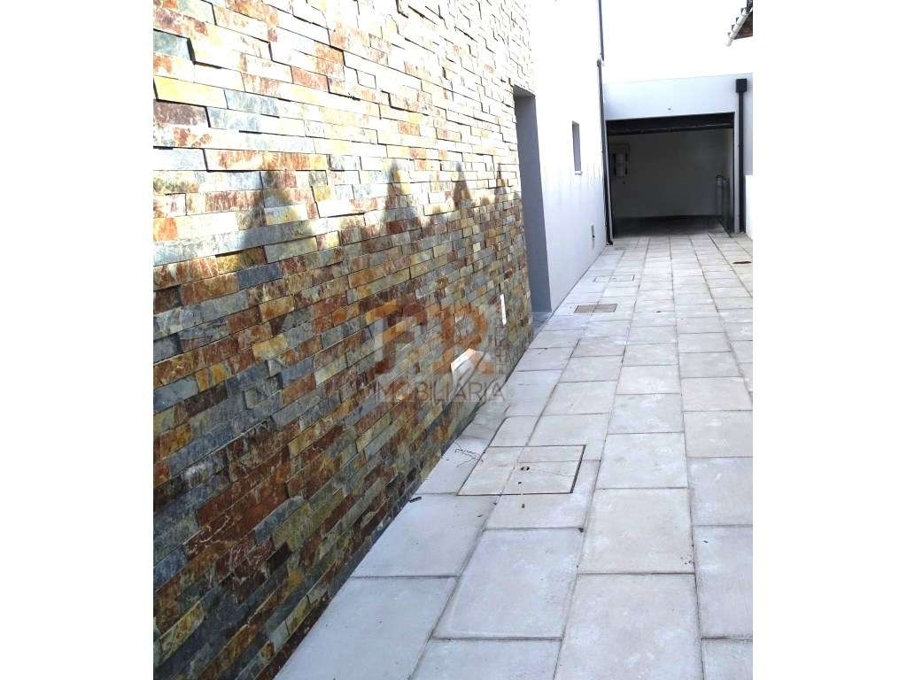 Moradia Geminada Duplex T3 com Garagem e Pérgula, Fernão Ferro - Grande imagem: 3/23