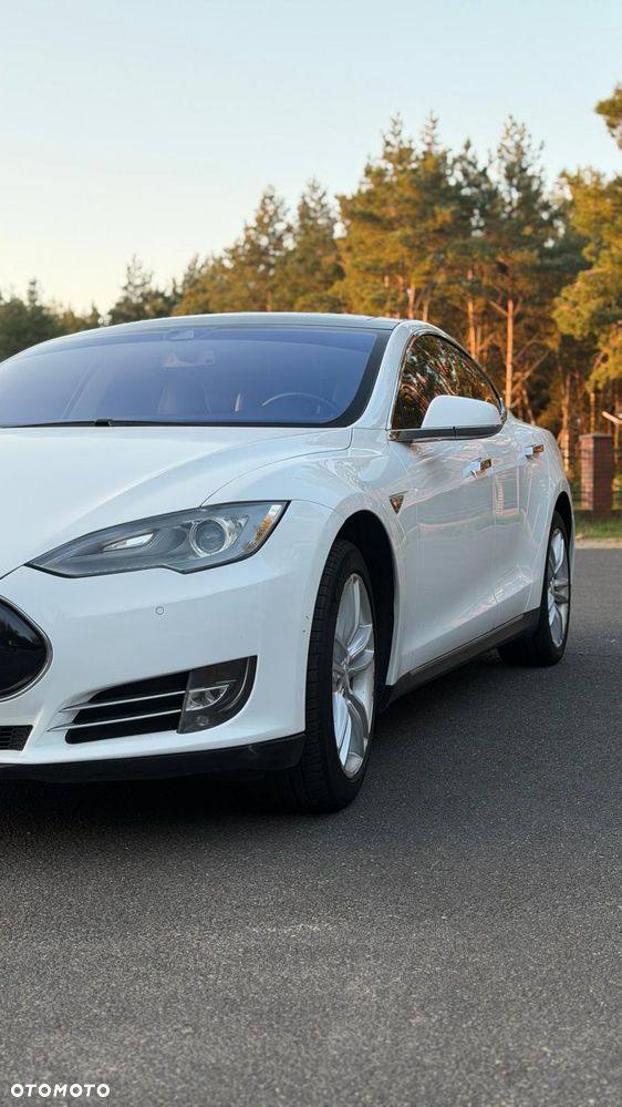 Tesla Model S - 8