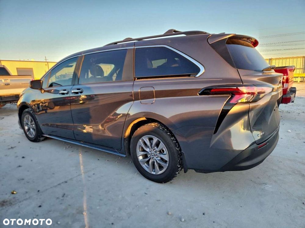 Toyota Sienna - 2