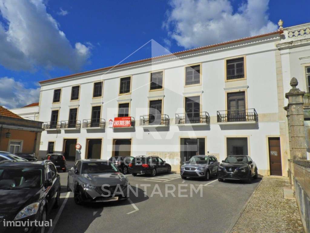 Prédio no Centro Histórico de Santarém - Grande imagem: 2/18