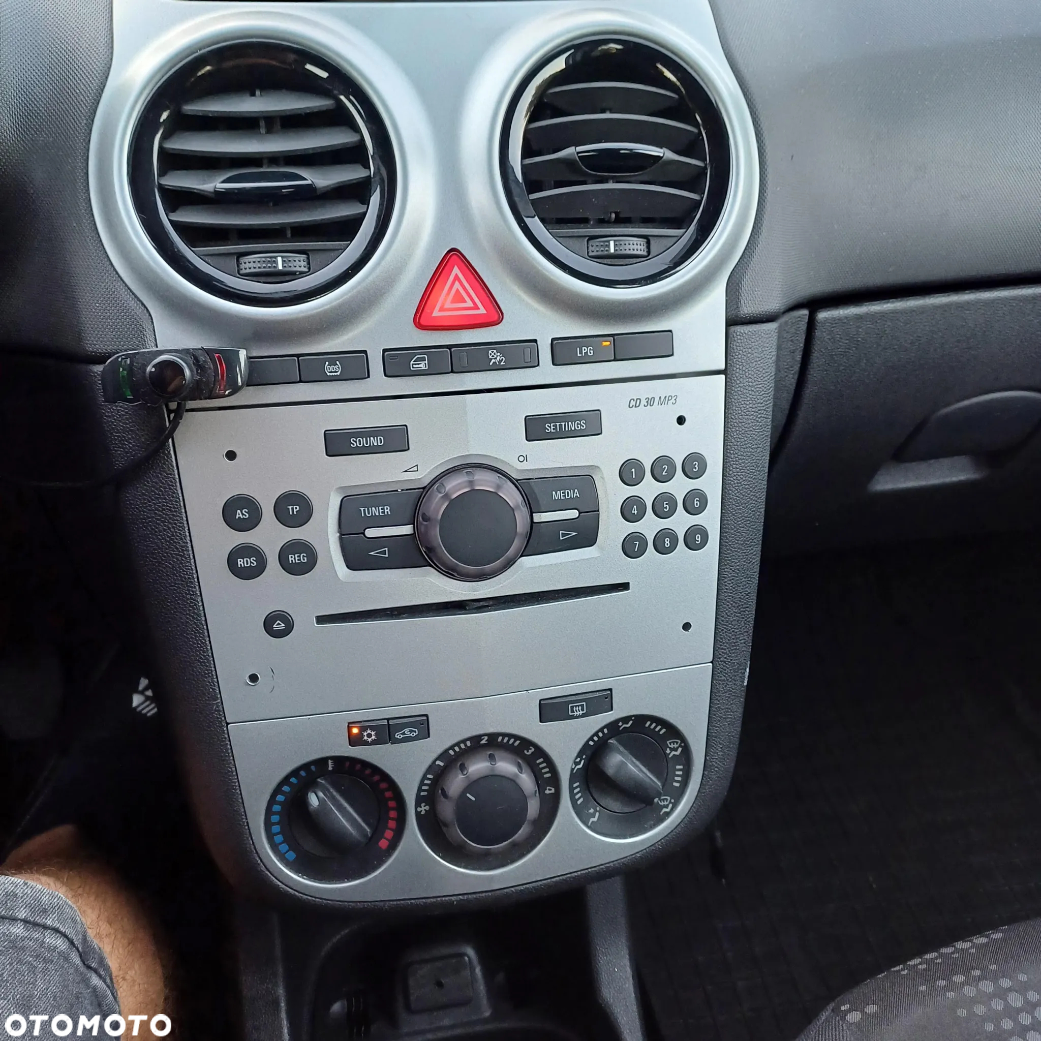 Opel Corsa 1.2 16V Cosmo - 10