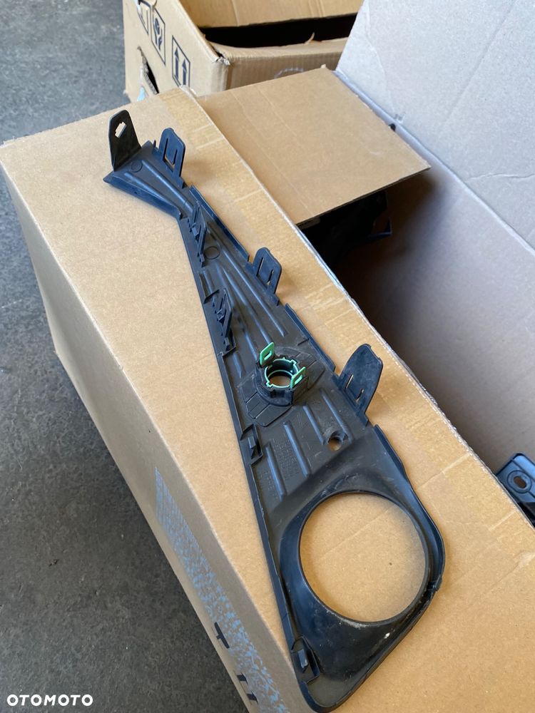 TOYOTA CHR C-HR ORYGINALNA ! ! ! Z otworem na PDC LEWA KRATKA ZAŚLEPKA RAMKA OSŁONA OBUDOWA HALOGENU NA HALOGEN kratka zderzaka przedniego w zderzak przedni lewy przód CH-R 52128-F4180 52128F4180 lift - 3