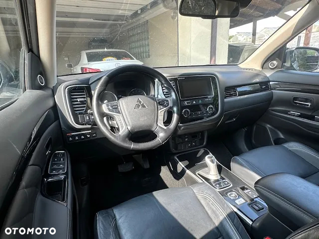 Mitsubishi Outlander 2.0 4WD Plug-In Hybrid - 25