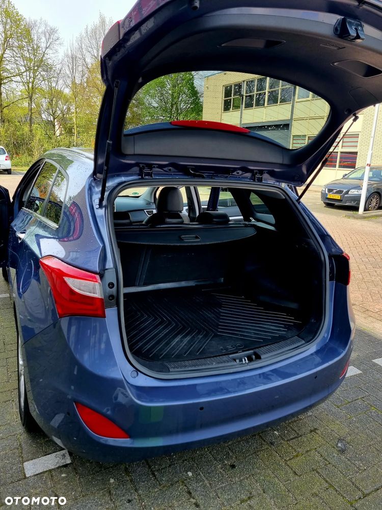 Hyundai i30 blue Kombi 1.6 GDi YES Gold - 8