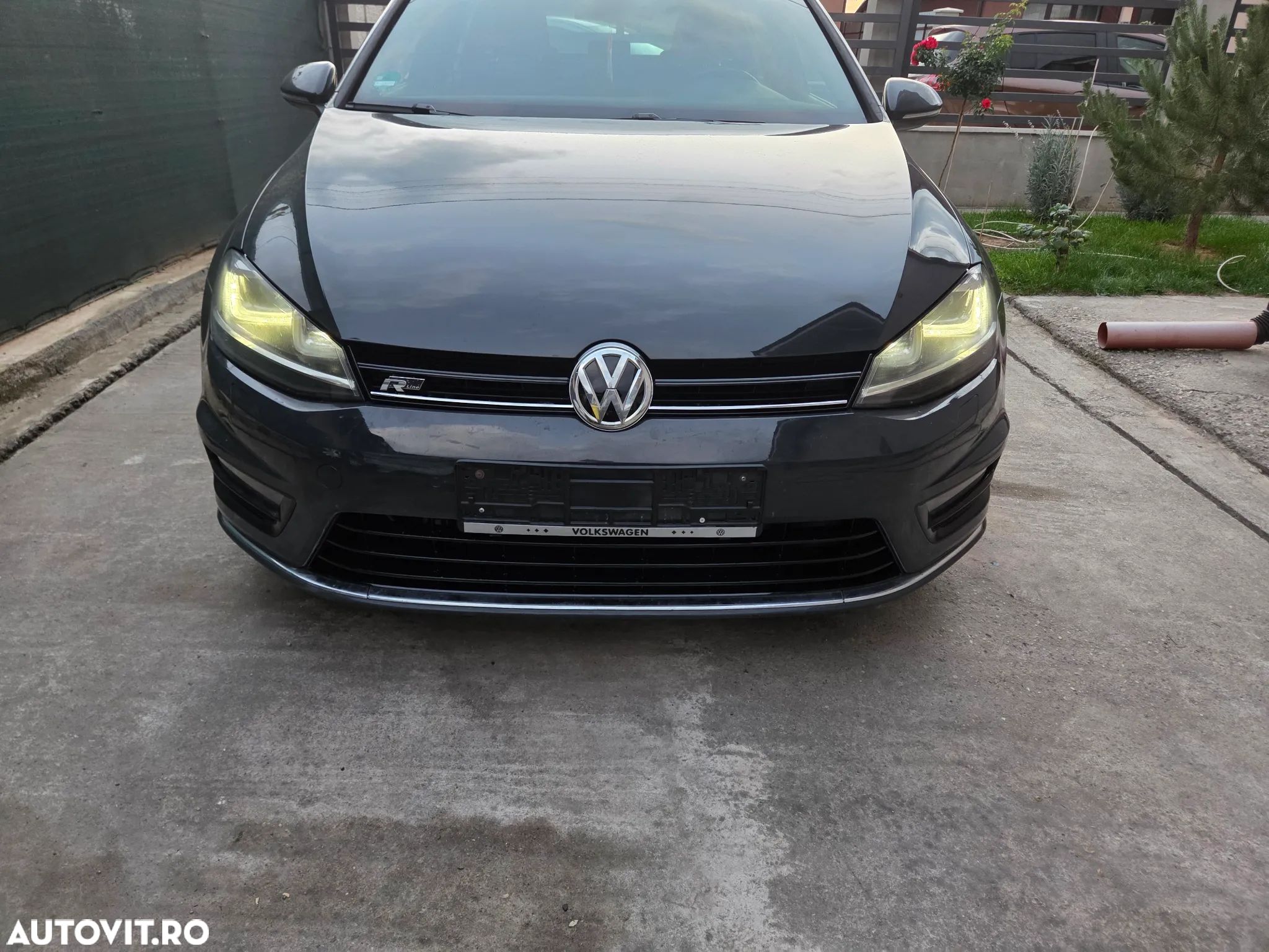 Volkswagen Golf - 1