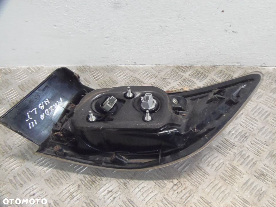LAMPA LEWY TYŁ TYLNA W BŁOTNIK MAZDA 3 II BL HB - 4