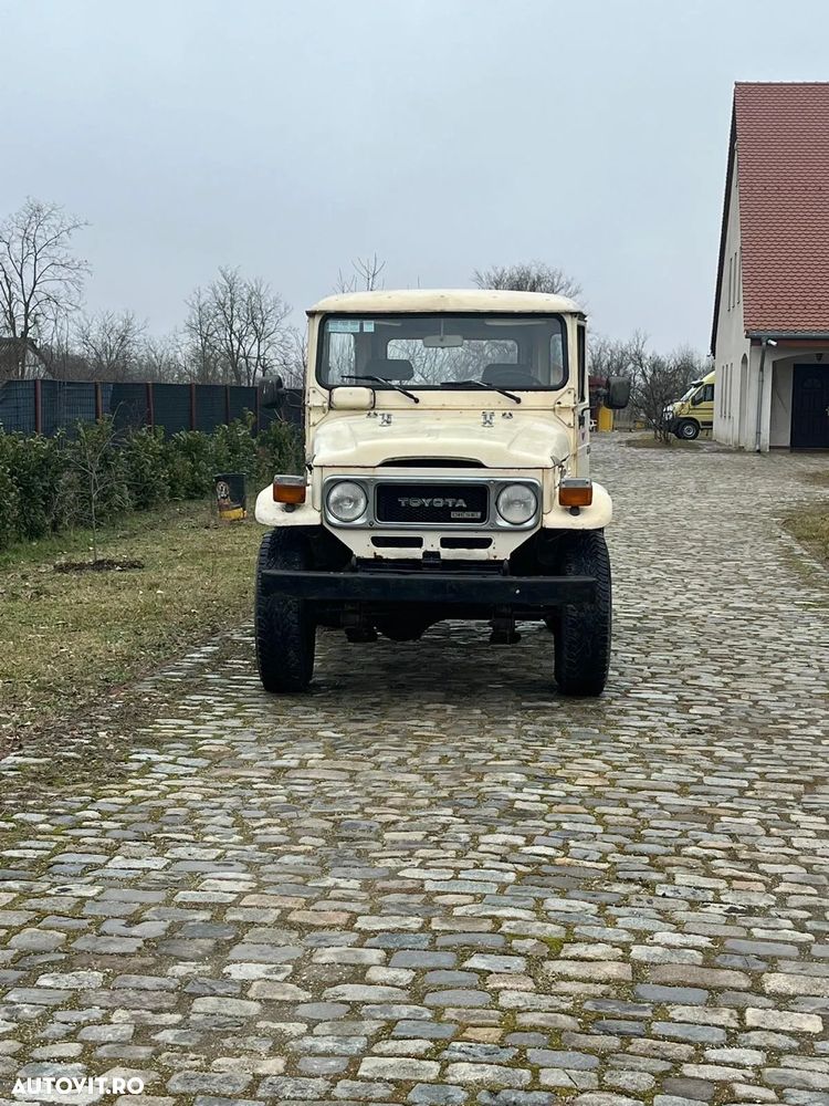 Toyota Land Cruiser - 1