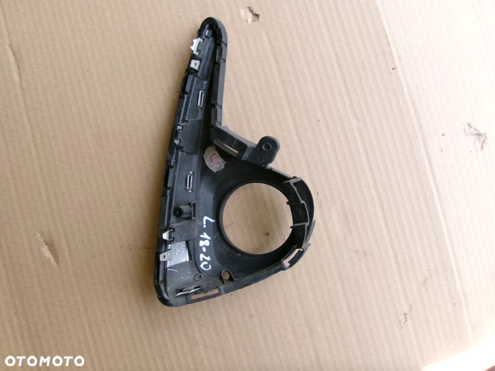 RAMKA HALOGENU TOYOTA YARIS III  18-20 - 2