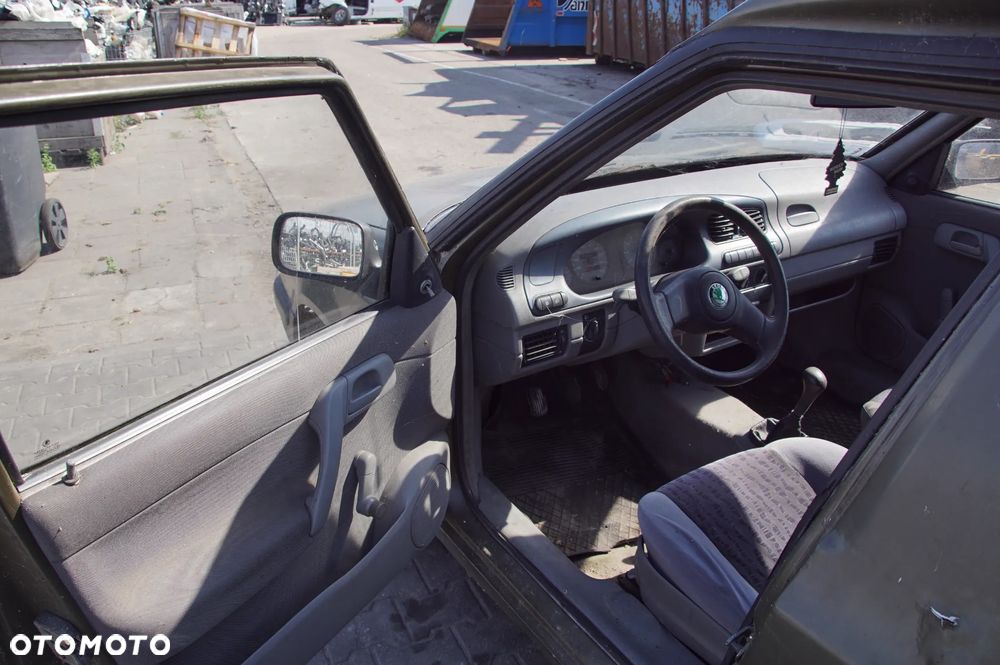 Auto na części - Skoda Felicia Pickup 1.9 D 64 KM AEF 002300041R 1998R Silnik Skrzynia Drzwi Szyba Maska Lampa Lusterko Deska Kokpit Sterownik Moduł Czujnik Fotel Licznik Kierownica - 9