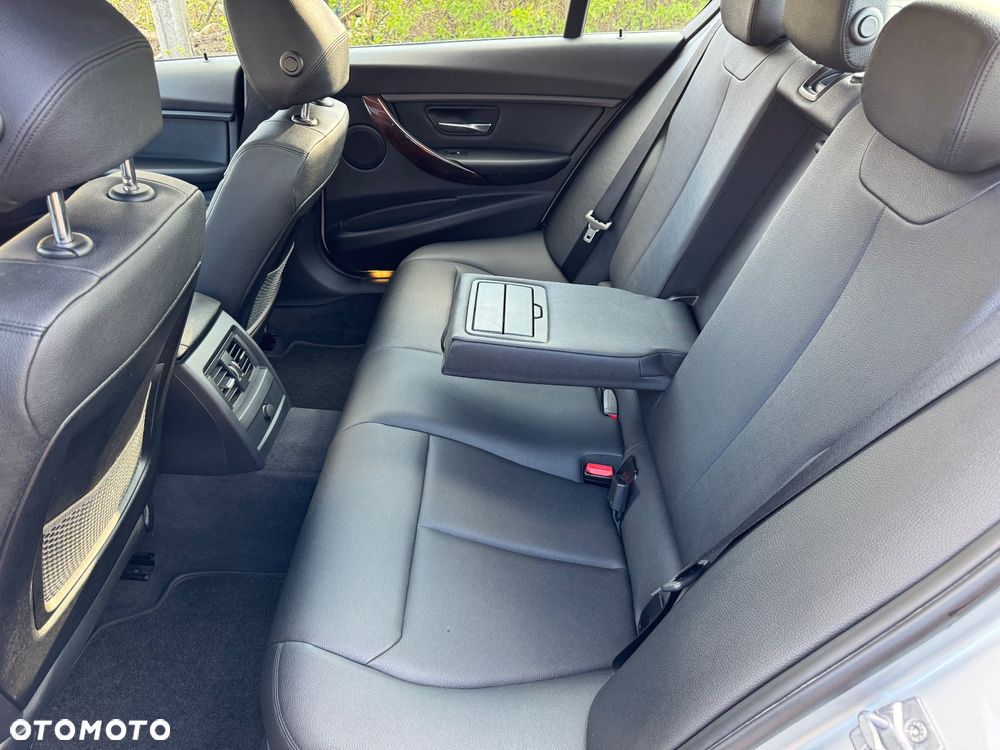 BMW Seria 3 328i xDrive Sport Line - 23