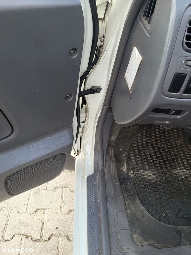 Nissan Navara 2.5 D XE - 14