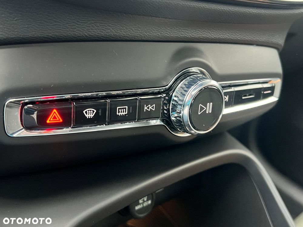 Volvo XC 40 B4 AWD Ultimate Dark - 23