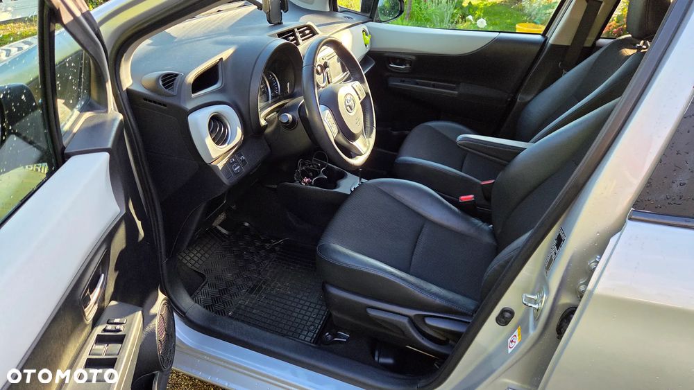 Toyota Yaris Hybrid 100 Selection Platinum - 9