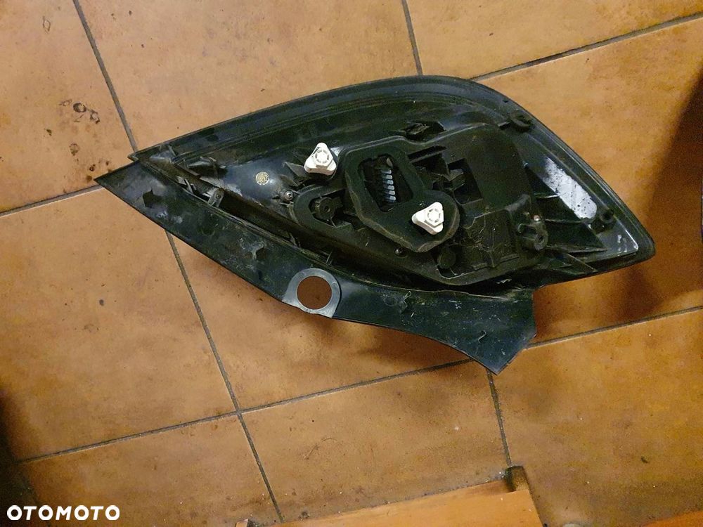 LAMPA L/P TYŁ OPEL ASTRA H III H/B 5 DRZWI - 6
