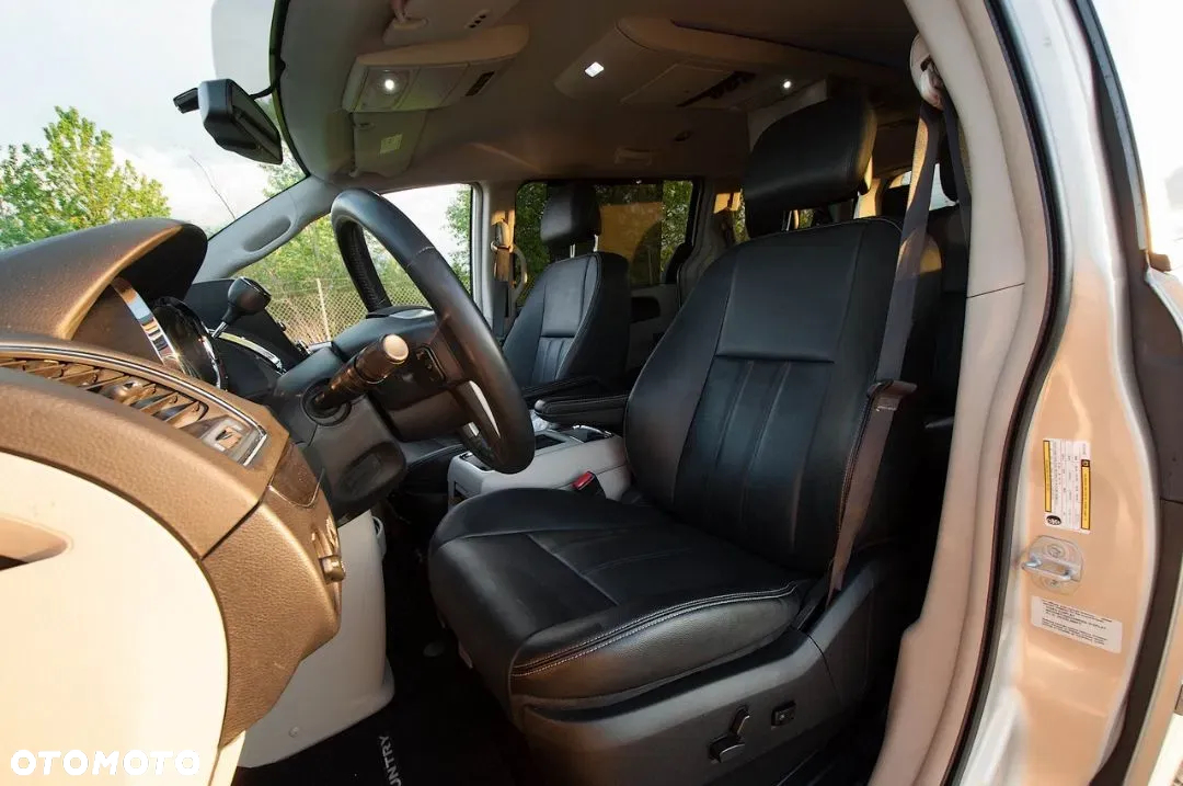 Chrysler Town & Country - 11