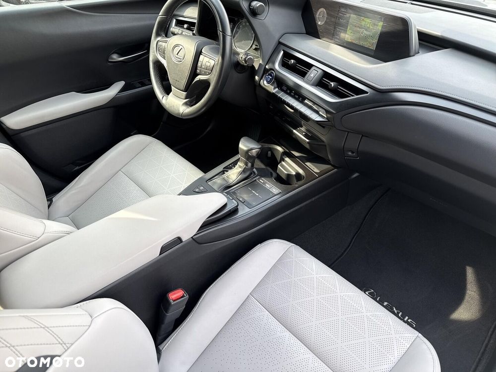 Lexus UX - 10