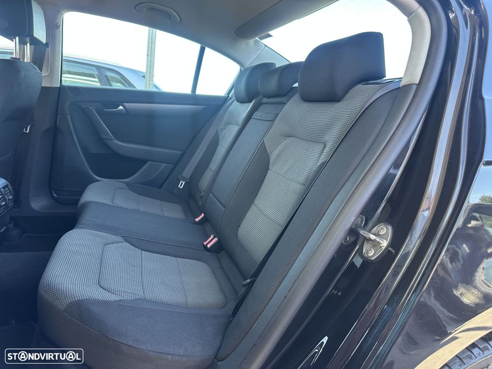 VW Passat 2.0 TDI Confortline - 9