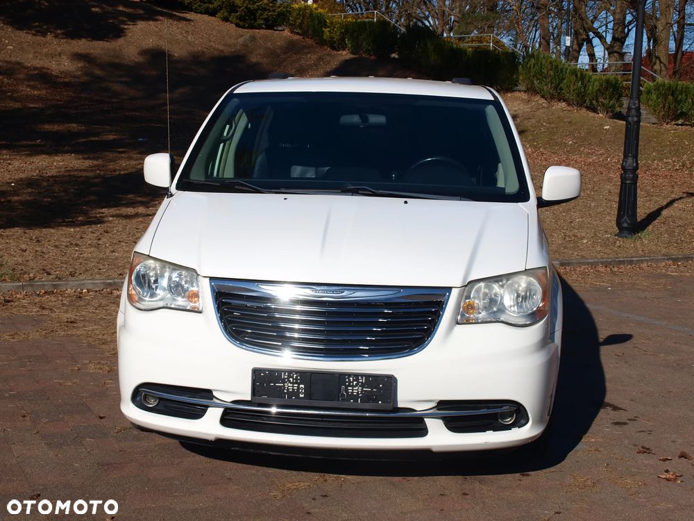Chrysler Town & Country - 34