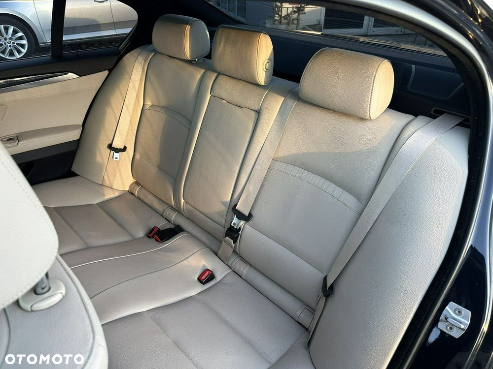 BMW Seria 5 528i xDrive - 31