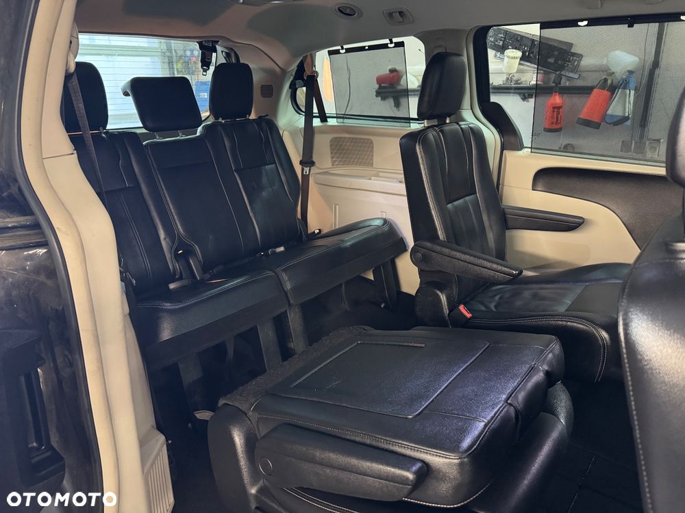 Chrysler Town & Country 3.6 Limited - 29