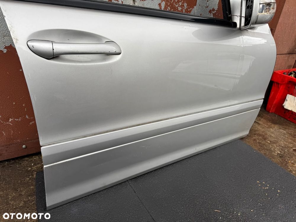 Drzwi prawe Mercedes C-Klasa W203 przód OE - 3
