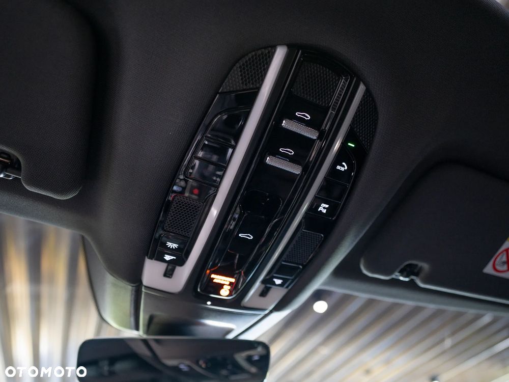 Porsche Panamera 4 Platinum Edition - 23