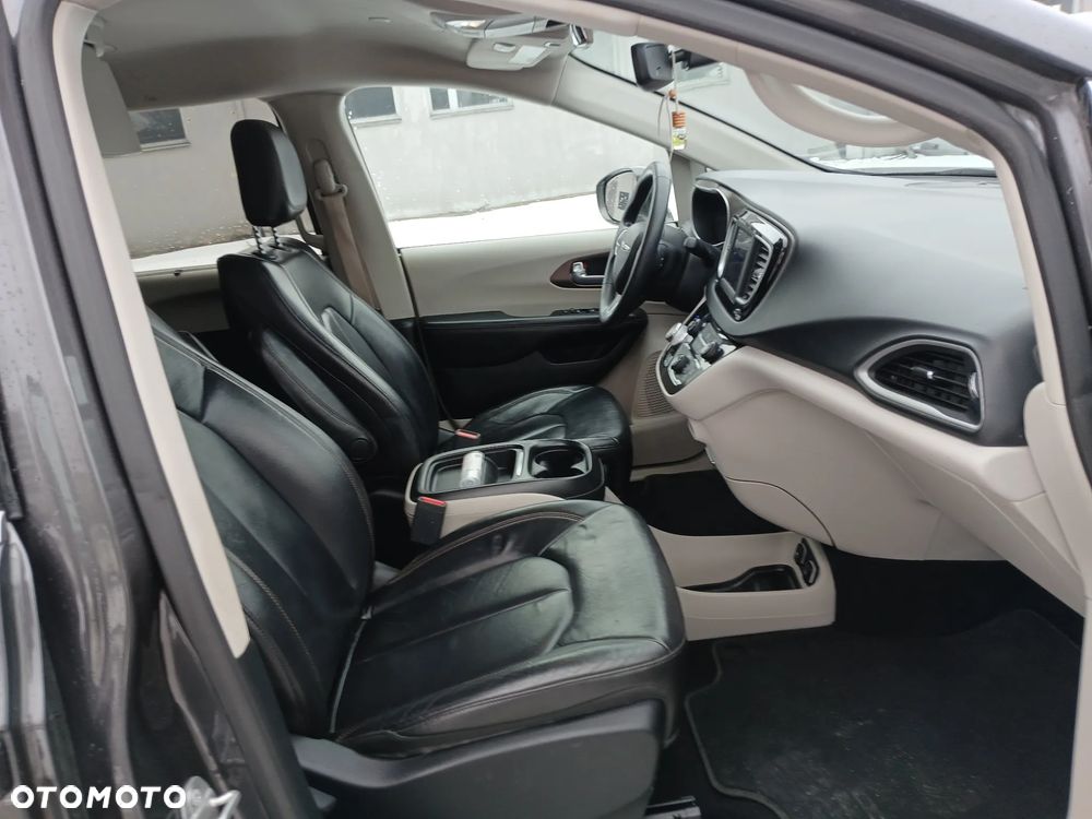 Chrysler Pacifica - 16