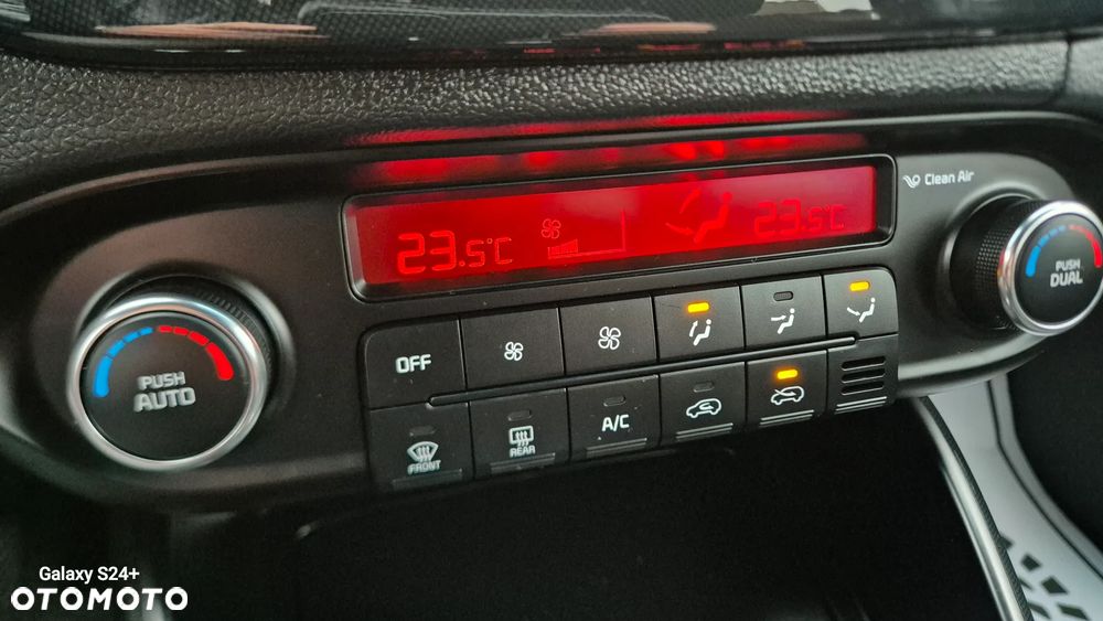 Kia Carens 1.7 CRDi 115 Dream Team Edition - 22