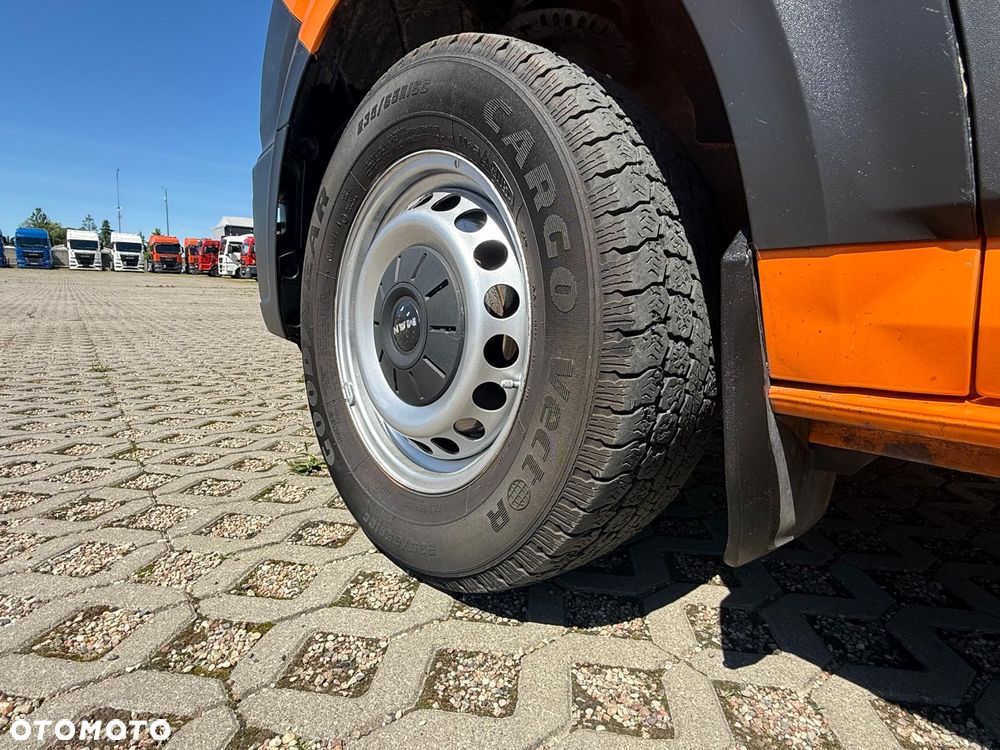 MAN TGE 3.180 DOKA - Tył napęd 6-osobowa - 12