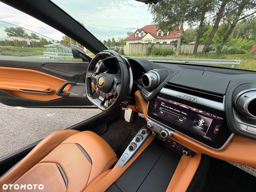 Ferrari GTC4Lusso - 32