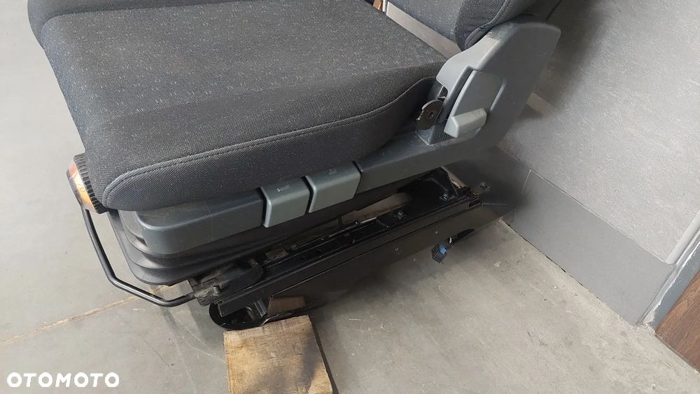 FOTEL PNEUMATYCZNY LEWY KIEROWCY RENAULT MASTER IV R2022 FOTEL FIRMY ISRI - 4