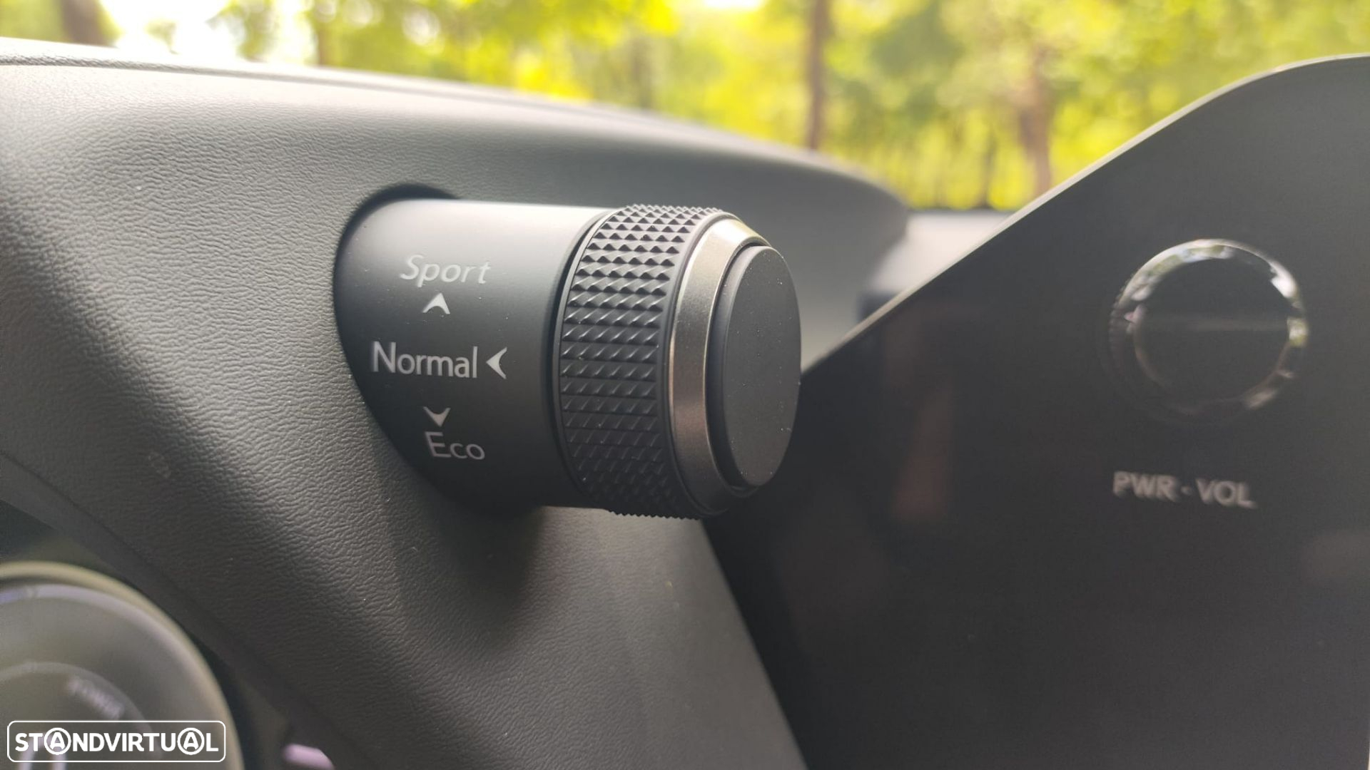 Lexus ux-250h Sport - 29