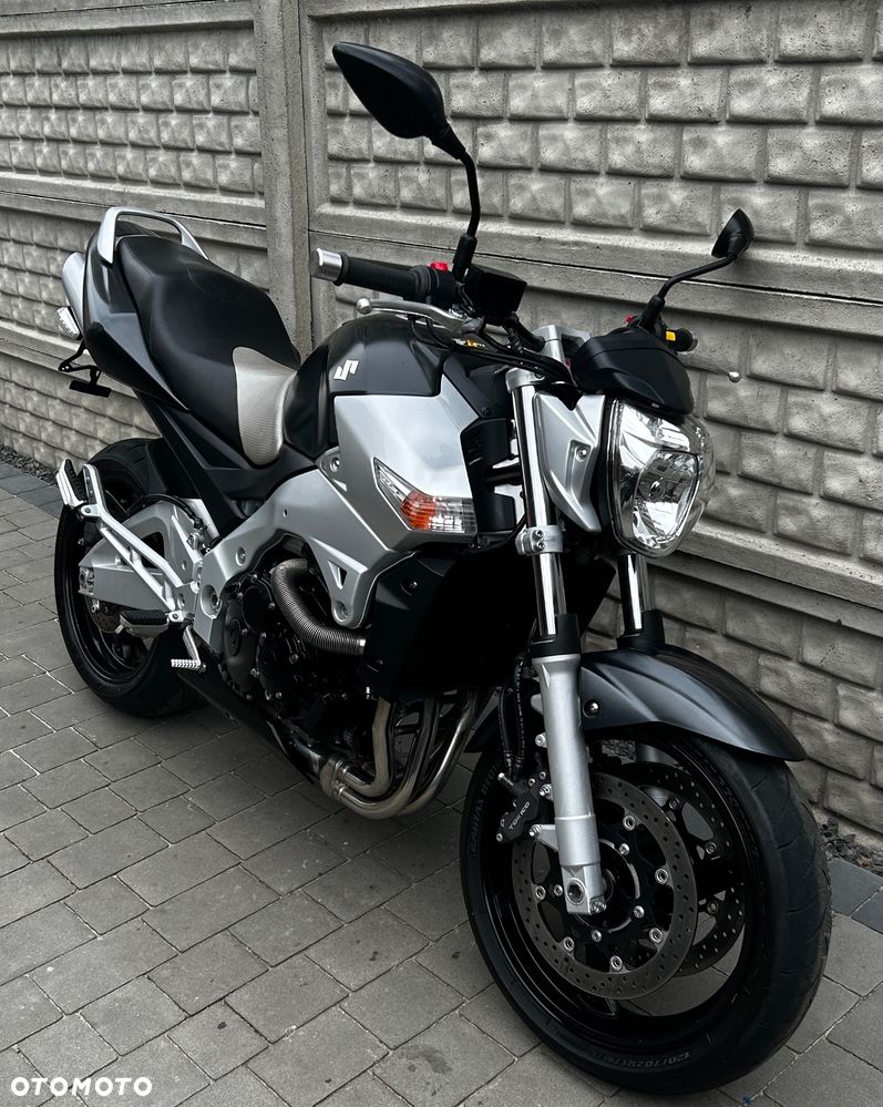 Suzuki GSR - 1