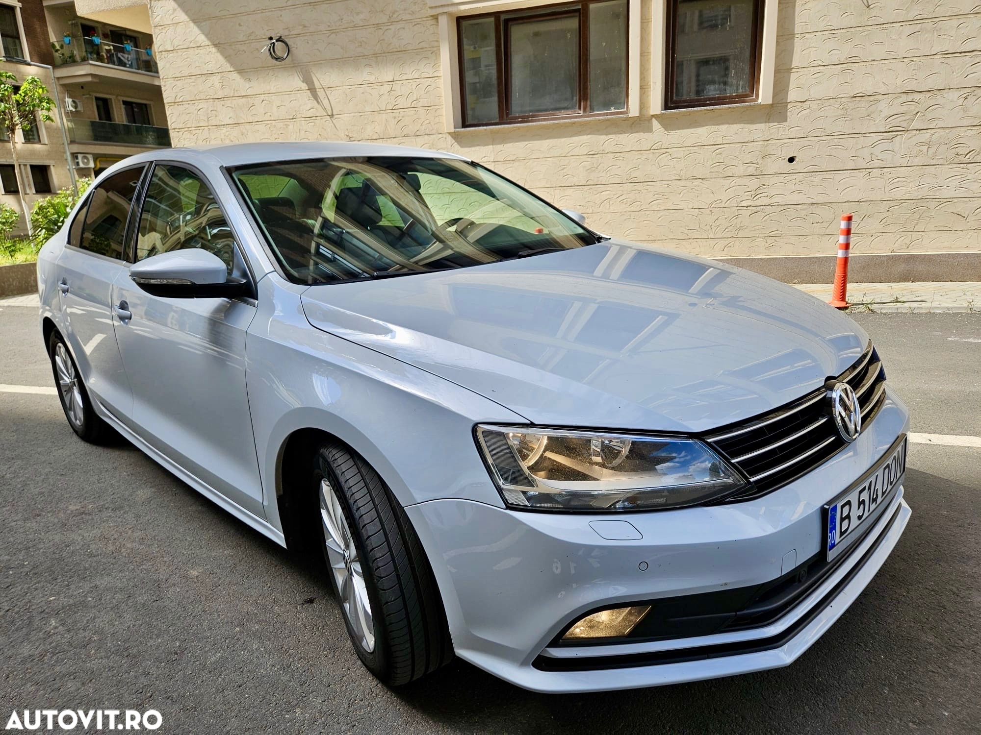 Volkswagen Jetta 2.0 TDI DSG Comfortline - 3