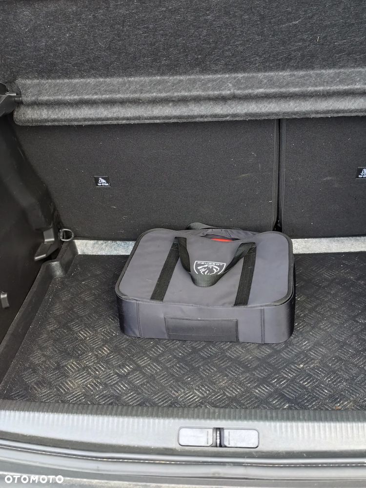 Peugeot 2008 50kWh Allure - 13