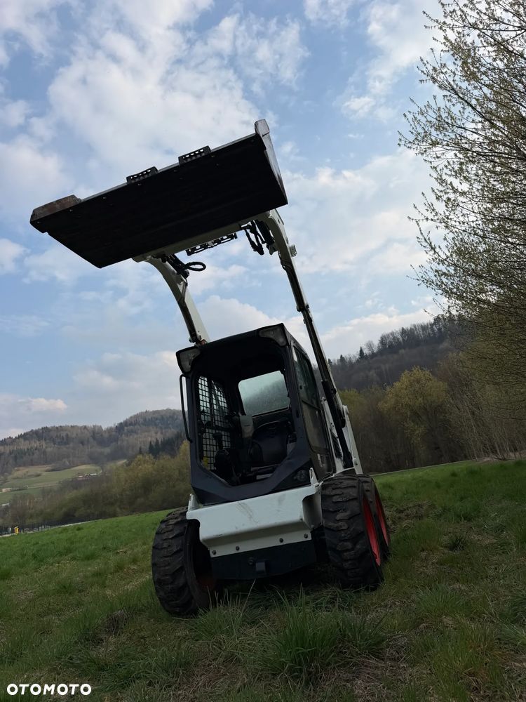 Bobcat S450 ładowarka 4x4 wózek terenowy. Łyżka. Pełne sterowanie z dżojstika jazda i praca. Aktualne serwisy DEKRA 2026r. Dokumentacja Pełna. Silnik Kubota 4cyl 55km. Maszyna Jak Nowa z Salonu! Pochodzi z Norweskiego Gospodarstwa! 2019 rok 1880 mtg! Zero luzów i wycieków. Bardzo mocna i wydajna maszyna o małych gabarytach! Idealna do stajni oraz Budownictwa. OKAZJA TANIO 3 wyjścia Hydrauliczne pod urządzenia!! - 36