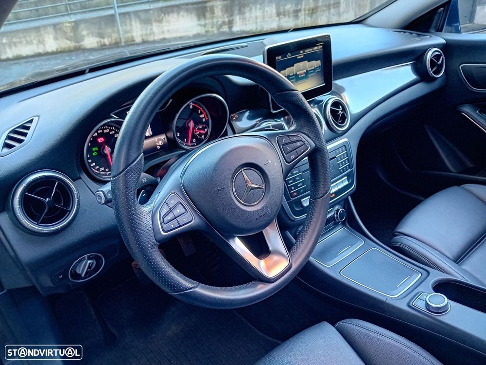 Mercedes-Benz CLA 180 7G-DCT UrbanStyle Edition - 17